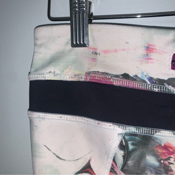 Lululemon Run: Inspire Crop II Leggings Size 6 US White Abstract Luxtreme Capris - Picture 13 of 15